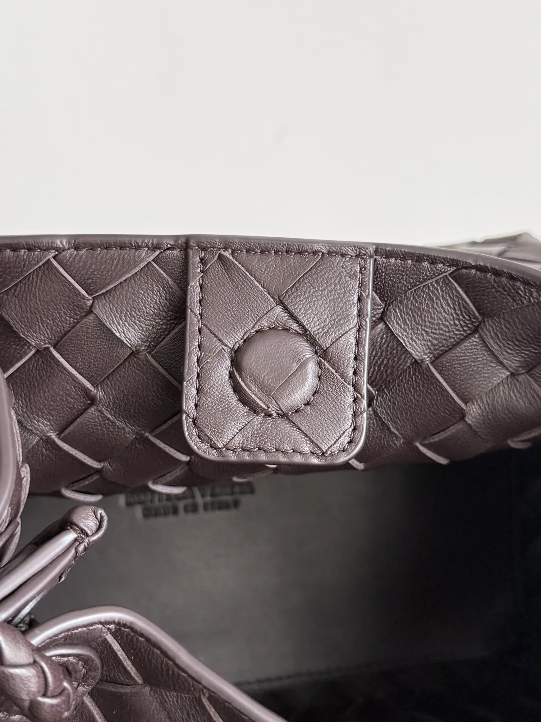 Batch 2060 BOTTEGA VENETA 2025 Autumn New Product Medium Parachuta The long-awaited new medium parachuta is here, with a unique appearance and iconic metal knots, and a whole piece of leather folds the four corners into a parachute shape! The exquisite Knot metal buckle is like putting jewelry on a bag. It is high-end and elegant. Its super capacity can hold all your things! The overall effect of this bag is very different from before. It is neither too delicate to provide a large capacity nor too bulky because of its practicality. It simply provides a perfectly suitable bag for casual and simple people👜 Style number: 835921 Size: 29.5*18.5*17.5cm